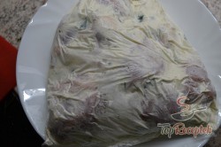 Recept elkészítése Zöldfűszeres-fokhagymás tejfölben pácolt csirkecomb, lépés 3