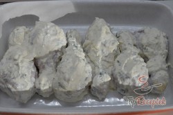 Recept elkészítése Zöldfűszeres-fokhagymás tejfölben pácolt csirkecomb, lépés 5