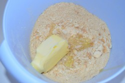 Recept elkészítése Torta sütés nélkül, sűrített tejből készült krémmel, eperrel és tejszínhabbal, lépés 2