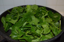 Recept elkészítése Zöldfűszeres bagett friss spenóttal és lazaccal, lépés 4