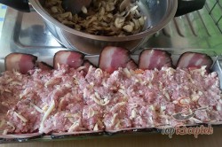 Recept elkészítése Szalonnába gyöngyölt réteges darált hús, lépés 9