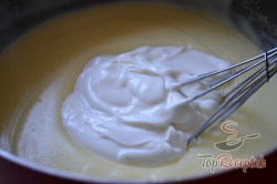 Recept elkészítése Joghurtos krémes piskótával, lépés 3