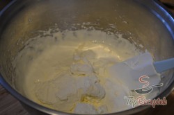 Recept elkészítése Joghurtos krémes piskótával, lépés 5