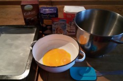 Recept elkészítése Ellenállhatatlan pudingszelet tejföllel, tejszínhabbal és eperrel, lépés 1