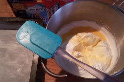 Recept elkészítése Ellenállhatatlan pudingszelet tejföllel, tejszínhabbal és eperrel, lépés 2