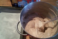 Recept elkészítése Ellenállhatatlan pudingszelet tejföllel, tejszínhabbal és eperrel, lépés 3