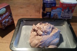 Recept elkészítése Ellenállhatatlan pudingszelet tejföllel, tejszínhabbal és eperrel, lépés 4