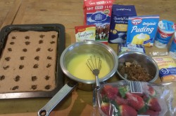 Recept elkészítése Ellenállhatatlan pudingszelet tejföllel, tejszínhabbal és eperrel, lépés 6
