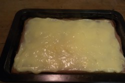 Recept elkészítése Ellenállhatatlan pudingszelet tejföllel, tejszínhabbal és eperrel, lépés 9