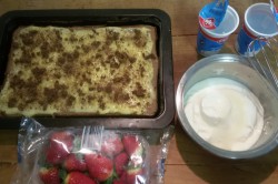 Recept elkészítése Ellenállhatatlan pudingszelet tejföllel, tejszínhabbal és eperrel, lépés 11