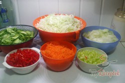 Recept elkészítése Finom csalamádé uborkából, paprikából, káposztából és répából, lépés 1