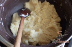 Recept elkészítése Az egyik legjobb képviselőfánk vaníliás és karamellás krémmel, lépés 8