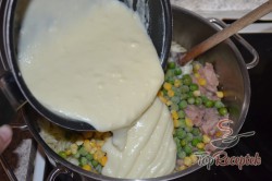 Recept elkészítése Tonhalas-sajtos sült tészta, lépés 4