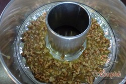 Recept elkészítése Diótekercs kuglóf mézes dióval, lépés 1