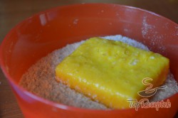 Recept elkészítése Tepsiben sült panírozott sajt – mintha olajban sült volna, lépés 3