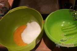 Recept elkészítése CIKK-CAKK pudingszelet édes cukros tejföllel, lépés 1