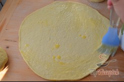 Recept elkészítése Ínycsiklandó sajtos croissant, lépés 6