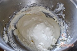 Recept elkészítése Epertorta sütés nélkül, lépés 3