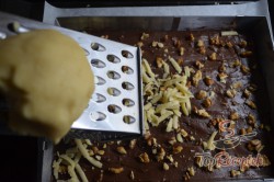 Recept elkészítése Csokoládés reszelt sütemény, lépés 10