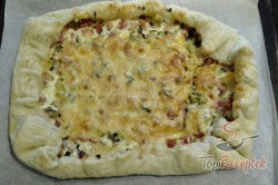 Recept elkészítése Hamis pizza egyszerűen, tejfölös alappal, lépés 3
