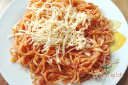 Recept elkészítése Szalámis-sajtos spagetti, lépés 1