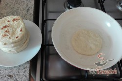 Recept elkészítése Extra gyors sajtos-fokhagymás kenyérlepény. Akár kenyér helyett!, lépés 1