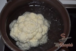 Recept elkészítése Karfioltorta darált húsba csomagolva, szalonnával és sajttal, lépés 1