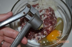 Recept elkészítése Karfioltorta darált húsba csomagolva, szalonnával és sajttal, lépés 3