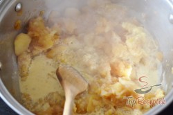 Recept elkészítése Almás szelet tojáshabbal és dióval, lépés 3