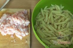 Recept elkészítése Csirkemelles sajtmártásos tepsis tészta, lépés 1