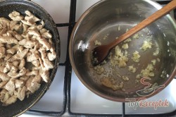 Recept elkészítése Csirkemelles sajtmártásos tepsis tészta, lépés 3