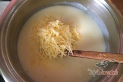 Recept elkészítése Csirkemelles sajtmártásos tepsis tészta, lépés 7