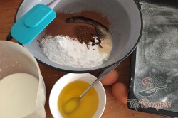 Recept elkészítése Fantasztikus Nescafé szelet csokoládés-tejfölös krémmel, lépés 2
