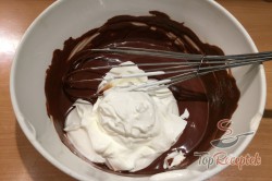 Recept elkészítése Fantasztikus Nescafé szelet csokoládés-tejfölös krémmel, lépés 7