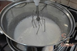 Recept elkészítése Kókuszos vagy diós korongok vaníliakrémmel és csokoládéval, lépés 2