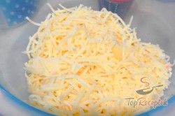 Recept elkészítése Bögrés tojás sajttal és sonkával, lépés 2