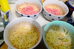 Recept elkészítése Bögrés tojás sajttal és sonkával, lépés 4
