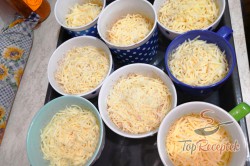 Recept elkészítése Bögrés tojás sajttal és sonkával, lépés 7