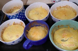 Recept elkészítése Bögrés tojás sajttal és sonkával, lépés 8