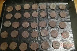 Recept elkészítése Csokoládékrémmel tapasztott kétszínű korongok, lépés 3