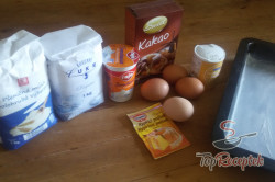 Recept elkészítése Kétszínű tejszínes kuglóf tepsiben, lépés 1