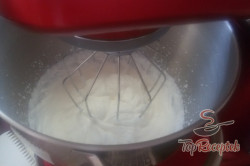 Recept elkészítése Kétszínű tejszínes kuglóf tepsiben, lépés 2