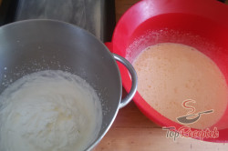 Recept elkészítése Kétszínű tejszínes kuglóf tepsiben, lépés 4