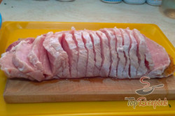Recept elkészítése Sajttal és füstölt hússal sült sertéskaraj hagymaágyon, lépés 1