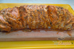 Recept elkészítése Sajttal és füstölt hússal sült sertéskaraj hagymaágyon, lépés 2