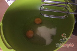Recept elkészítése Lágy, szaftos kevert tészta tejfölös krémmel, gyümölccsel, lépés 2