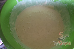Recept elkészítése Lágy, szaftos kevert tészta tejfölös krémmel, gyümölccsel, lépés 3