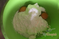 Recept elkészítése Lágy, szaftos kevert tészta tejfölös krémmel, gyümölccsel, lépés 5