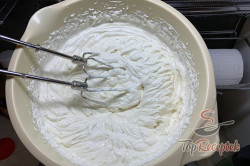 Recept elkészítése Lágy mascarponés-tejszínhabos krém, 10 perc alatt. Szinte minden tortához és süteményhez illik!, lépés 1