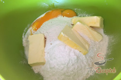 Recept elkészítése Túrós-áfonyás szelet édes morzsával, lépés 2
